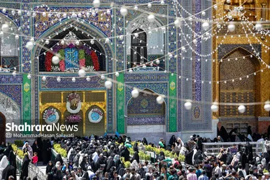 گزارش تصویری | تعویض پرچم گنبد حرم مطهر رضوی به مناسبت میلاد امام رضا(ع)