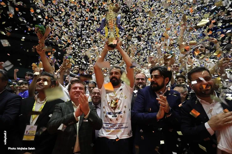  اهدا جام قهرمانی پیکان در باشگاه‌های آسیا به آستان قدس رضوی 