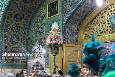 گزارش تصویری | تعویض گل‌های ضریح حرم مطهر امام‌رضا(ع)