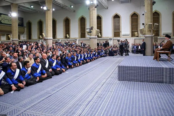 دیدار جمعی از کارگران با مقام معظم رهبری | حضرت آیت‌الله خامنه‌ای: از زحمات جامعه کارگری صمیمانه متشکرم + عکس و فیلم