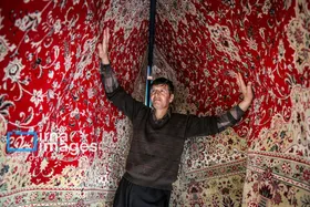 عکس&zwnj;هایی از یک کارگاه قالیشویی در آستانه نوروز