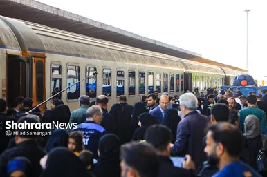 گزارش تصویری | بدرقه خانواده شهدای مدرسه «شجره طیبه» میناب در ایستگاه راه‌آهن مشهد