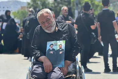 همه برای آخرین دیدار با شهید جمهور آمده‌اند (۳ خرداد ۱۴۰۳)