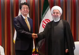 استقبال رسمی شینزو آبه از روحانی در کاخ نخست&zwnj;وزیری ژاپن