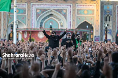 تصاویری از آئین چهارپایه خوانی عصر شهادت امام رضا (ع) در حرم مطهر رضوی
