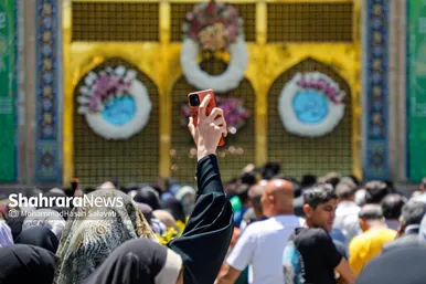 گزارش تصویری | تعویض پرچم گنبد حرم مطهر رضوی به مناسبت میلاد امام رضا(ع)