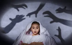 چه عواملی می&zwnj;تواند باعث ترس کودک از تاریکی شود؟