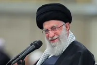 غزلی از رهبر معظم انقلاب که در آستانه عملیات وعده صادق خواندند برای نخستین بار منتشر شد+ عکس