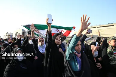 اجرای سرود «سلام فرمانده» با حضور دهه هشتادی و نودی ها در عرصه میدان شهدا مشهد
