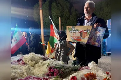 گزارش تصویری | توزیع ۲۰ هزار شاخه گل توسط مهاجران افغانستانی در میان مردم تهران