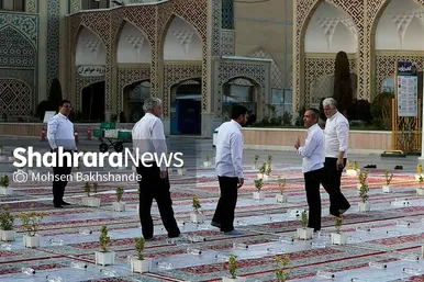 توزیع افطاری در باب الکاظم حرم مطهر امام رضا(ع)