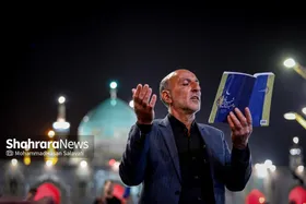 ویدئو| زمزمه&zwnj;های عاشقانه زائران رضوی در شب قدر (یکم فروردین ۱۴۰۴)