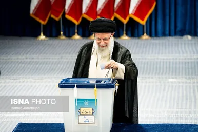 عکس‌هایی از حضور رهبر معظم انقلاب در شعبه اخذ رأی چهاردهمین انتخابات ریاست‌جمهوری