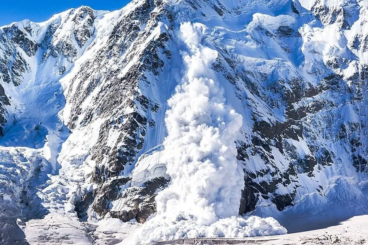 سقوط چندین بهمن سنگین در گردنه ژالانه کردستان | ۵۰ خودرو گرفتار شدند