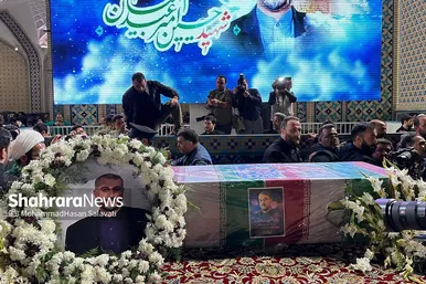 استقبال زائران و مجاوران حرم امام‌رضا(ع) از پیکر شهید امیرعبداللهیان