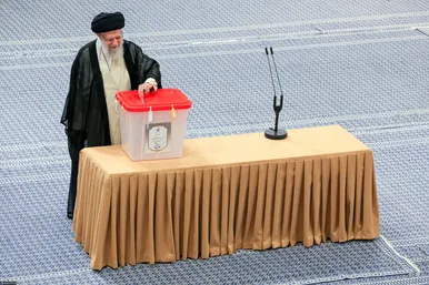 مرحله دوم رأی‌گیری انتخابات چهاردهمین دوره ریاست‌جمهوری با حضور رهبر معظم انقلاب اسلامی