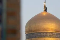 تعویض پرچم گنبد منور رضوی در آستانه شهادت حضرت زهرا (س) + فیلم و عکس