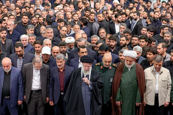 اقامه نماز رهبر معظم انقلاب بر پیکر شهدای حمله تروریستی به سفارت ایران در دمشق + فیلم و تصاویر