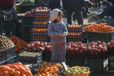 بازار مشهد در آستانه شب یلدا