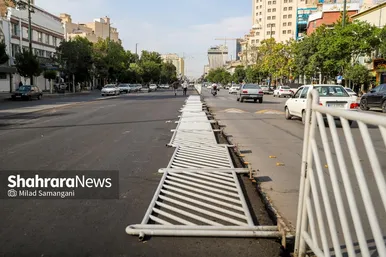 گزارش تصویری | جمع‌آوری نرده‌های بی‌آرتی خیابان امام رضا(ع) به منظور ایمن‌سازی مسیر تشییع پیکر رهبر شهید در مشهد