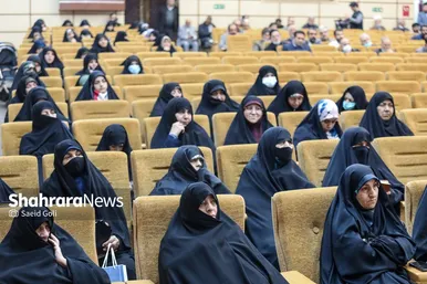 رونمایی از کتاب متولد چهل و دو