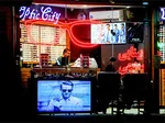 اسراف برق در سطح شهر مشهد در روزهای بحران ناترازی | لامپ اضافه خاموش!