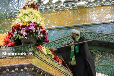 تعویض پرچم گنبد و پوش ضریح امام رضا(ع)