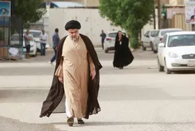 حضور مقتدی صدر با ظاهری متفاوت در مسیر پیاده&zwnj;روی به سوی حرم امام علی(ع) + فیلم