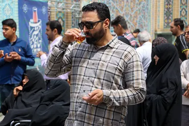 میزبانی قائم‌شهری‌ها از زائران رضوی در چایخانه امام رضا (ع)