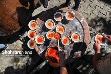 توزیع شله نذری همزمان با شهادت امام حسن عسکری(ع) در مشهد