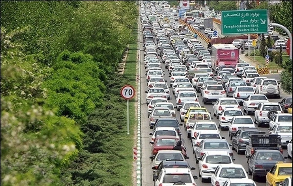 شروع به کار همزمان ادارات و مدارس، خیابان‌های مشهد را قفل کرد (۲۱ فروردین ماه ۱۴۰۲)