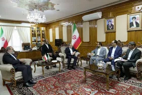 دیدار سخنگو و رئیس هیئت مذاکره&zwnj;کننده دولت نجات ملی یمن با عراقچی در عمان (۲۹ بهمن ۱۴۰۳)