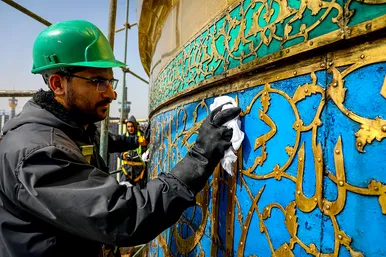 شست و شوی گنبد منور رضوی در آستانه سال نو و ماه مبارک رمضان