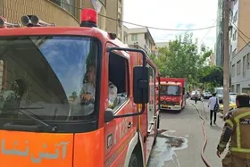 نجات ۶۰ نفر از آتش&zwnj;سوزی ساختمان ۴۰ واحدی در تهران + عکس