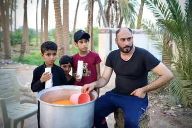 خادمان کوچک زائران پیاده اربعین