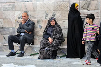 تعویض پرچم گنبد مطهر رضوی به احترام شهادت رئیس جمهور و هیات همراه