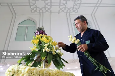گل آرایی حرم مطهر رضوی در آستانه میلاد امام رضا (ع)