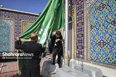 گزارش تصویری | تعویض پرچم گنبد حرم مطهر رضوی به مناسبت میلاد امام رضا(ع)