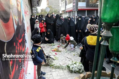 تجمع مردم در محل شهادت دو دانشجوی بسیجی در خیابان حر عاملی