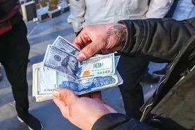 حال&zwnj; و هوای خرید و فروش ارز در کوچه ثبت مشهد