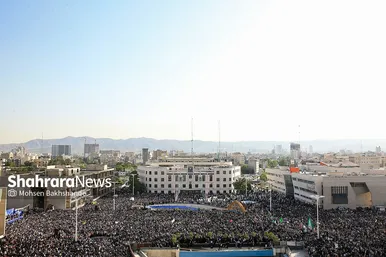 اجرای سرود «سلام فرمانده» با حضور دهه هشتادی و نودی ها در عرصه میدان شهدا مشهد
