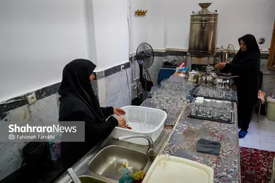 خادمین در حال شستن لیوان‌های هستند
