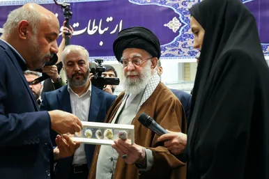 گزارش تصویری | بازدید رهبر معظم انقلاب اسلامی از نمایشگاه رویداد ملی «پیشگامان پیشرفت» (۲ بهمن ۱۴۰۳)