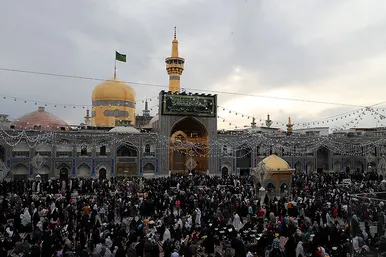 حال و هوای حرم مطهر رضوی در زمان سخنرانی نوروزی مقام معظم رهبری