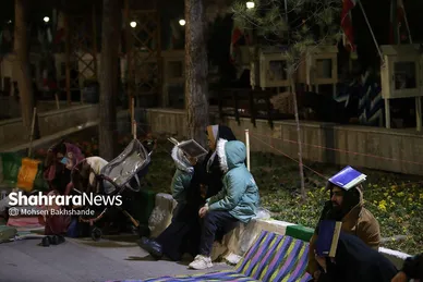 گزارش تصویری | مراسم احیای سومین شب قدر در جوار گلزارشهدای بهشت‌رضا(ع) (۳ فروردین ۱۴۰۴)