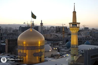تعویض پرچم گنبد و پوش ضریح مطهر حرم رضوی همزمان با سوم ربیع الاول