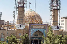 در راسته شلوغ&zwnj;بازار مصلی گنبد بنای مذهبی و فرهنگی جامعه الحسین (ع) چشم&zwnj;نوازی می&zwnj;کند