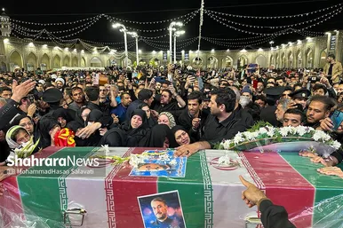 استقبال زائران و مجاوران حرم امام‌رضا(ع) از پیکر شهید امیرعبداللهیان