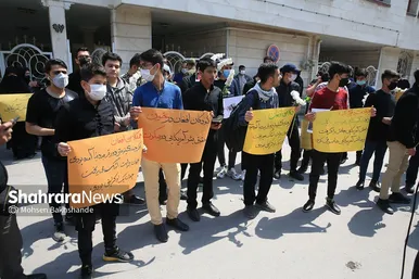 تجمع دانش‌آموزان مشهدی مقابل کنسولگری افغانستان در مشهد