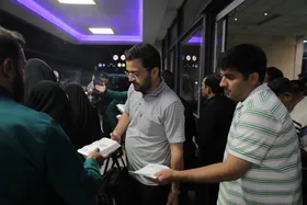 توزیع ۲۰۰۰ غذای متبرک در ایستگاه راه&zwnj;آهن مشهد